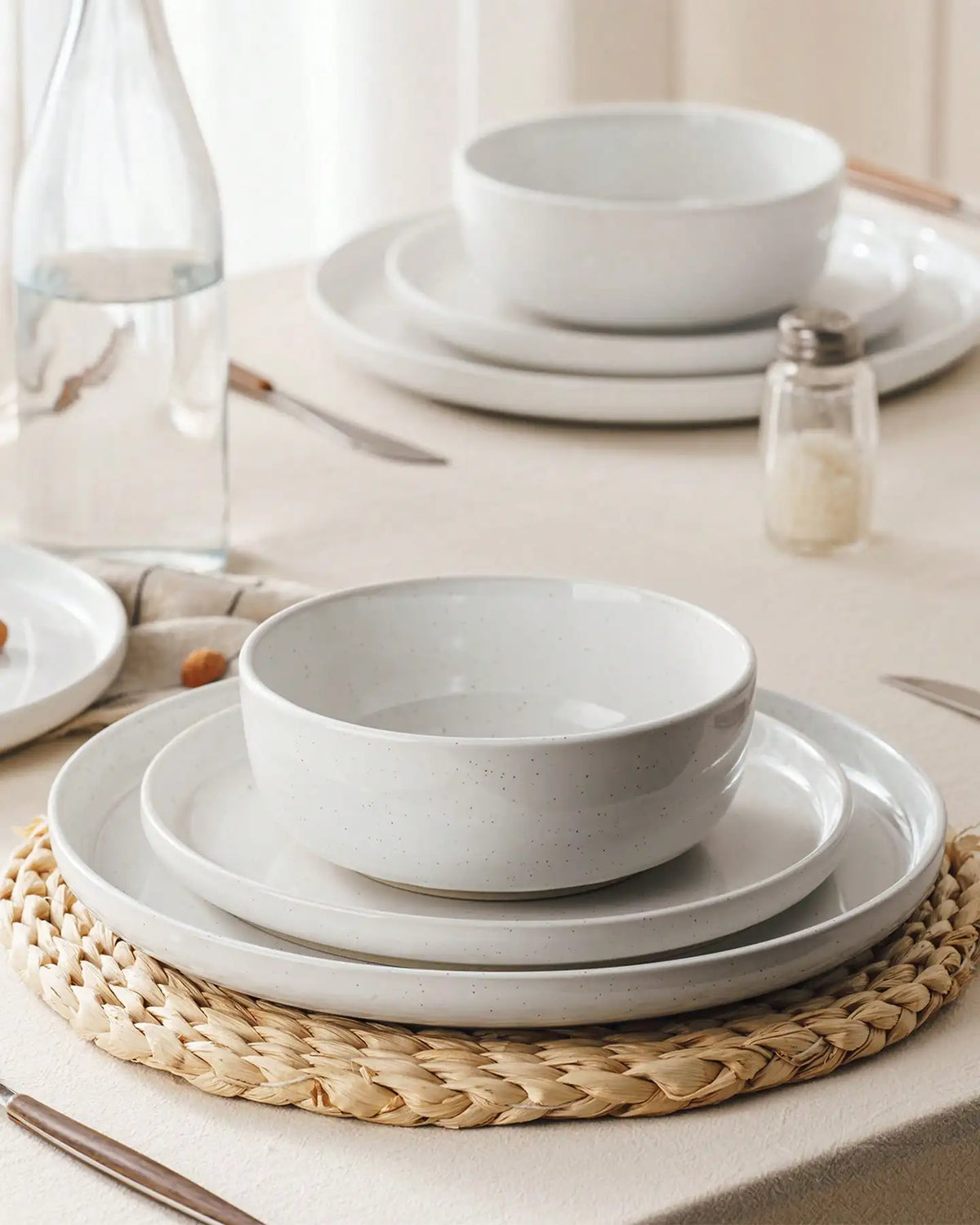 Modern Ceramic Dinnerware Set With Plates And Bowls For Dining