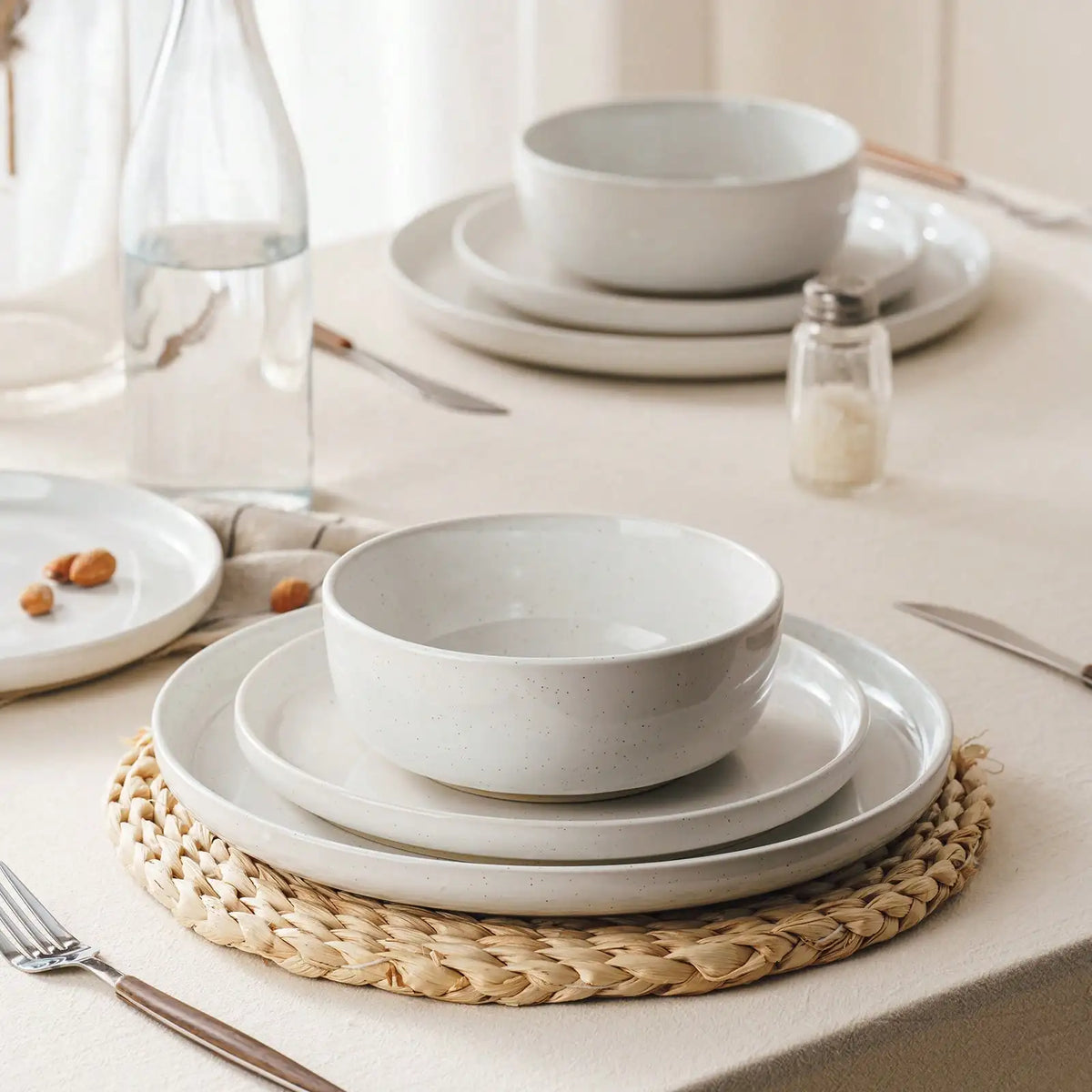Modern Ceramic Dinnerware Set With Plates And Bowls For Dining